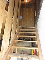 Treppe zu Hüttenschlafplätzen